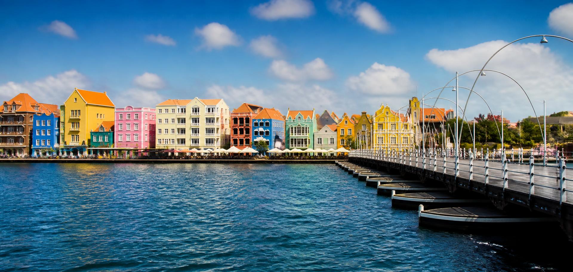 Kustweg langs de turquoise zee van Curaçao
